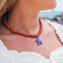 Cargar imagen en el visor de la galería, COLLAR CERAMICA ROJO ESTRELLA AZUL
